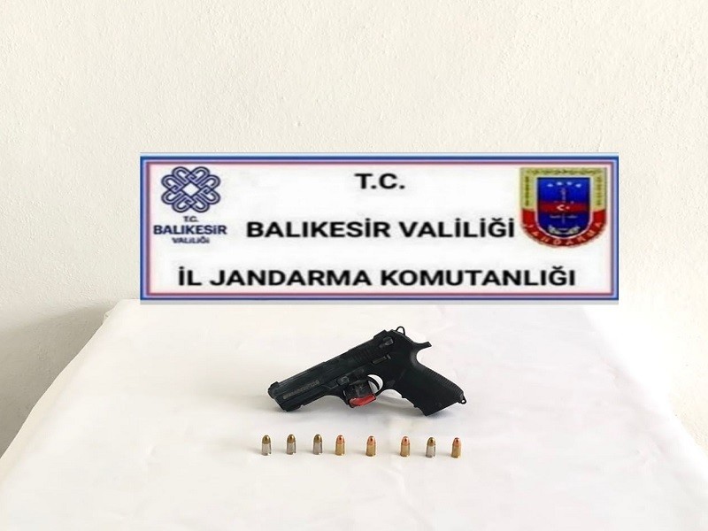 Balıkesir’de 43 şahsa ’Huzur’ operasyonu Balıkesir’de polis ve jandarma ekiplerinin il genelinde yaptıkları 2 ayrı asayiş operasyonlarında çeşitli suçlardan aranan 43 şahıs gözaltına ...