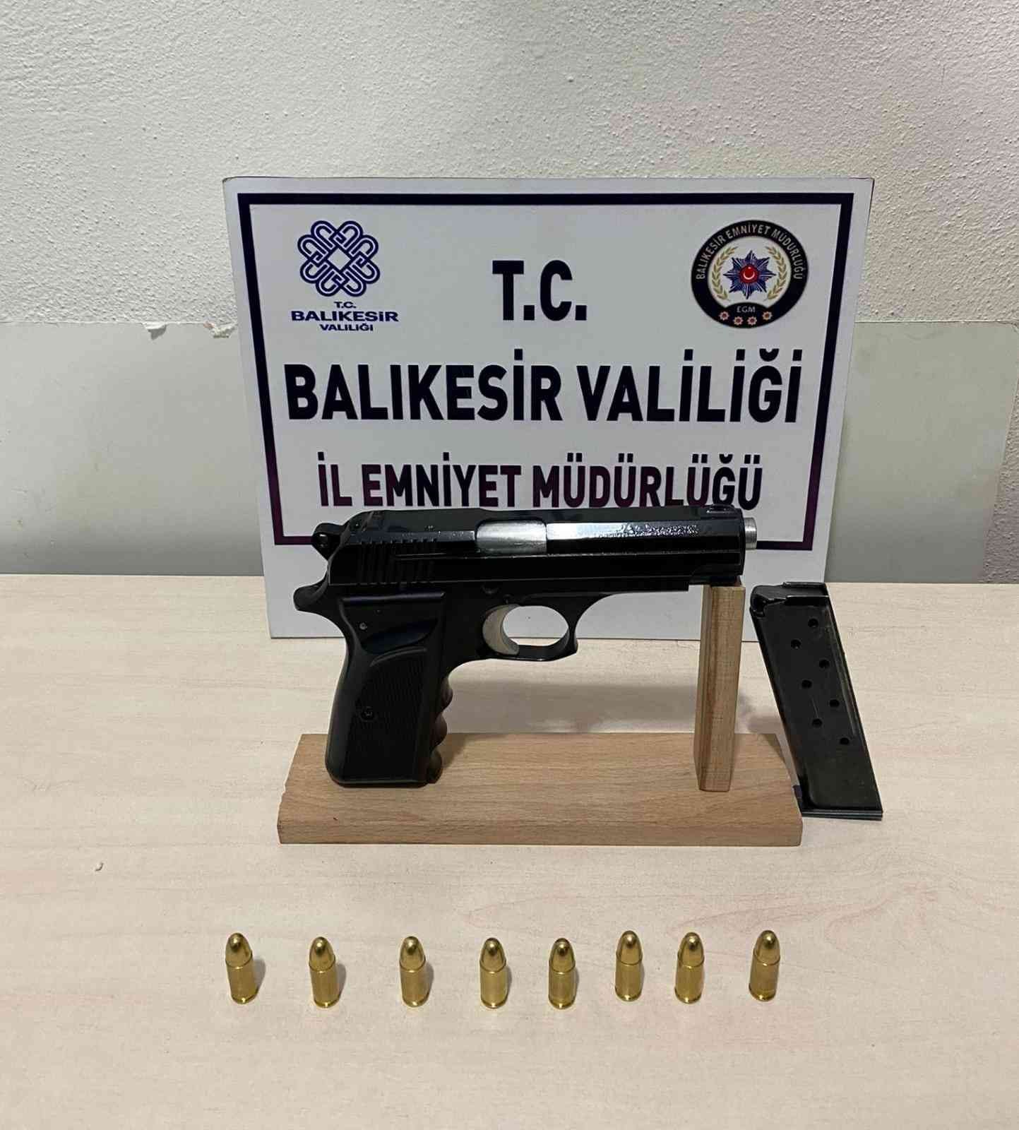 Balıkesir’de 43 şahsa ’Huzur’ operasyonu Balıkesir’de polis ve jandarma ekiplerinin il genelinde yaptıkları 2 ayrı asayiş operasyonlarında çeşitli suçlardan aranan 43 şahıs gözaltına ...