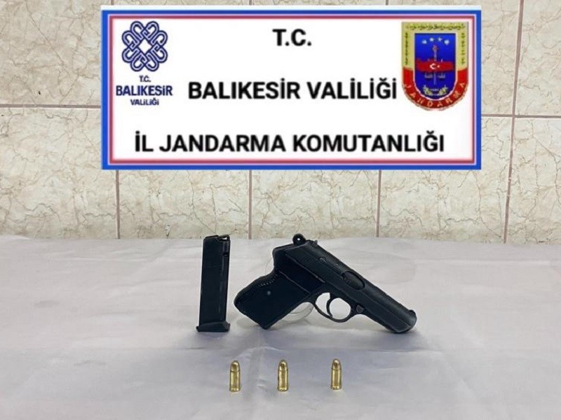 Balıkesir’de 99 şahsa ’Huzur’ operasyonu Balıkesir’de polis ve jandarma ekiplerinin ayrı ayrı yaptığı 3 ayrı operasyonda çeşitli suçlardan aranan, uyuşturucu ve kaçak tütün ...