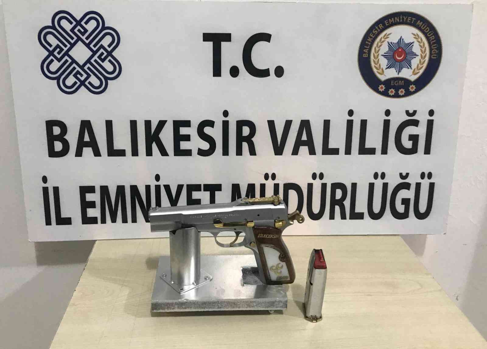 Balıkesir’de 99 şahsa ’Huzur’ operasyonu Balıkesir’de polis ve jandarma ekiplerinin ayrı ayrı yaptığı 3 ayrı operasyonda çeşitli suçlardan aranan, uyuşturucu ve kaçak tütün ...