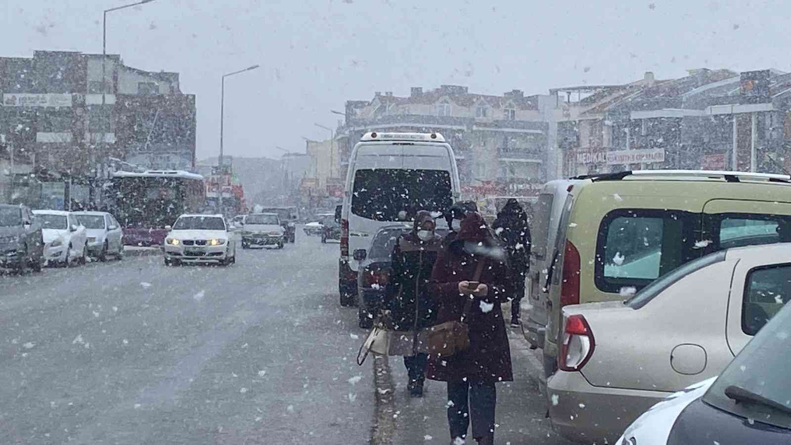 Balıkesir’de beklenen kar başladı Balıkesir Meteoroloji Genel Müdürlüğü’nün uyarılarının ardından, kentte beklenen kar yağışı, sabahın erken saatlerinde merkez ve birçok ilçede ...