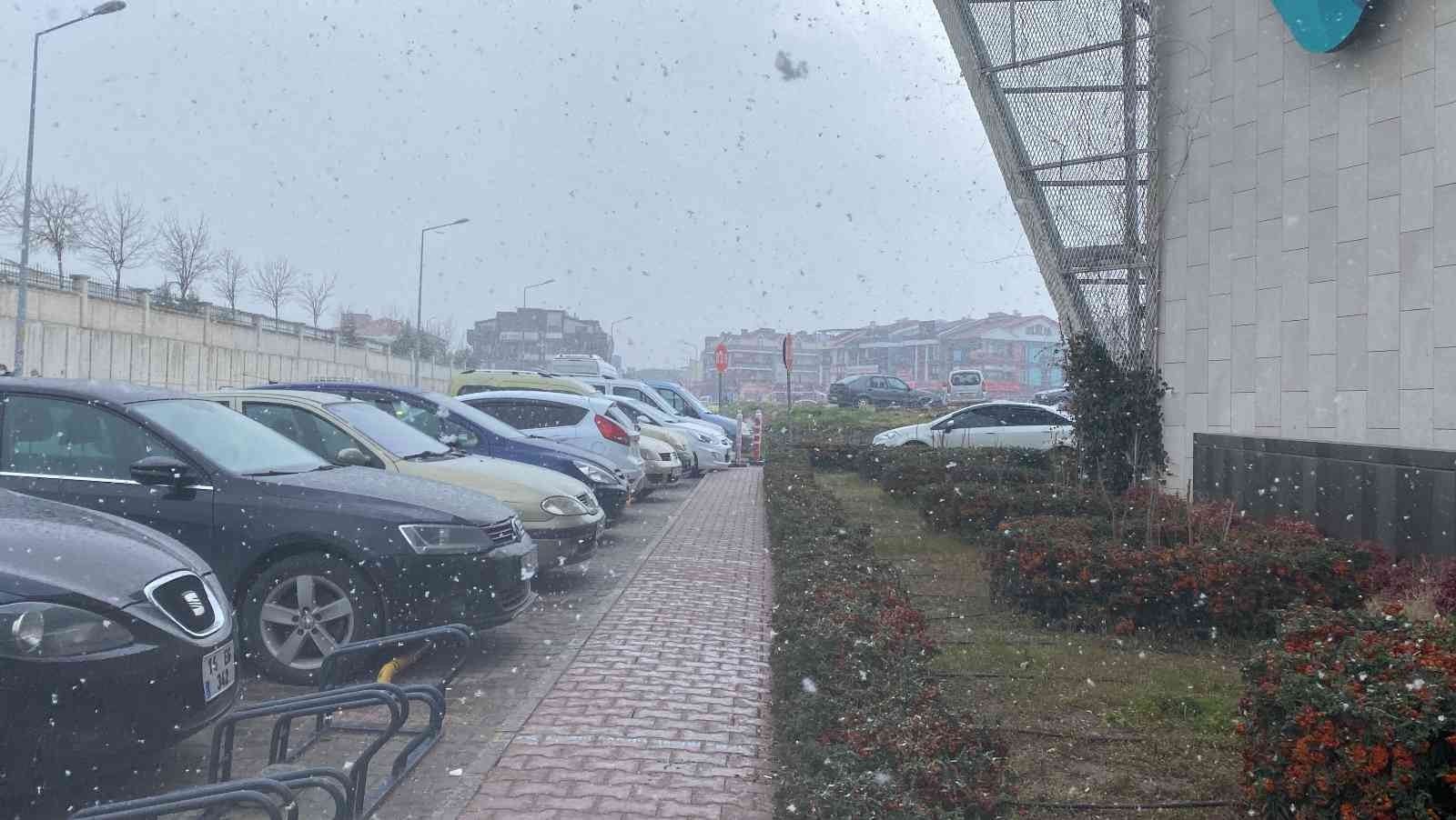 Balıkesir’de beklenen kar başladı Balıkesir Meteoroloji Genel Müdürlüğü’nün uyarılarının ardından, kentte beklenen kar yağışı, sabahın erken saatlerinde merkez ve birçok ilçede ...