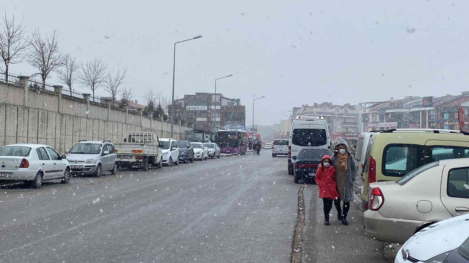 Balıkesir’de beklenen kar başladı Balıkesir Meteoroloji Genel Müdürlüğü’nün uyarılarının ardından, kentte beklenen kar yağışı, sabahın erken saatlerinde merkez ve birçok ilçede ...