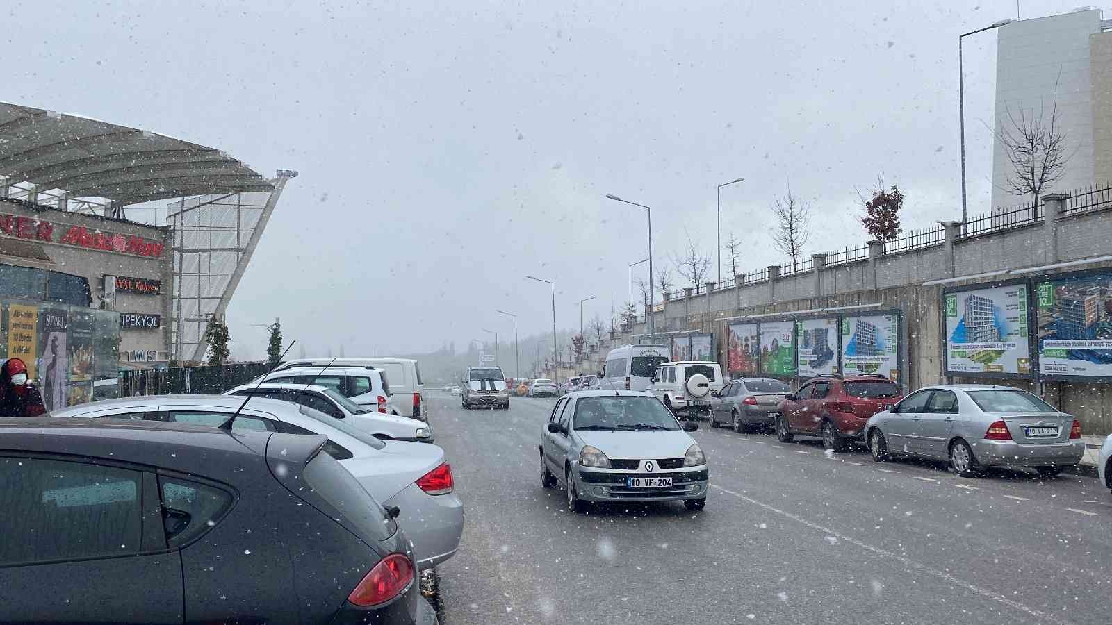 Balıkesir’de beklenen kar başladı Balıkesir Meteoroloji Genel Müdürlüğü’nün uyarılarının ardından, kentte beklenen kar yağışı, sabahın erken saatlerinde merkez ve birçok ilçede ...