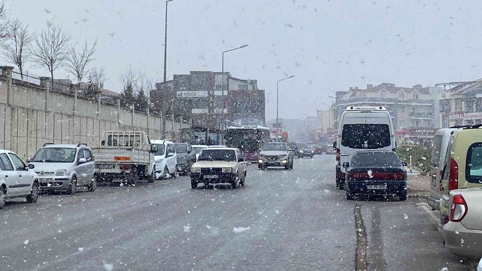 Balıkesir’de beklenen kar başladı Balıkesir Meteoroloji Genel Müdürlüğü’nün uyarılarının ardından, kentte beklenen kar yağışı, sabahın erken saatlerinde merkez ve birçok ilçede ...