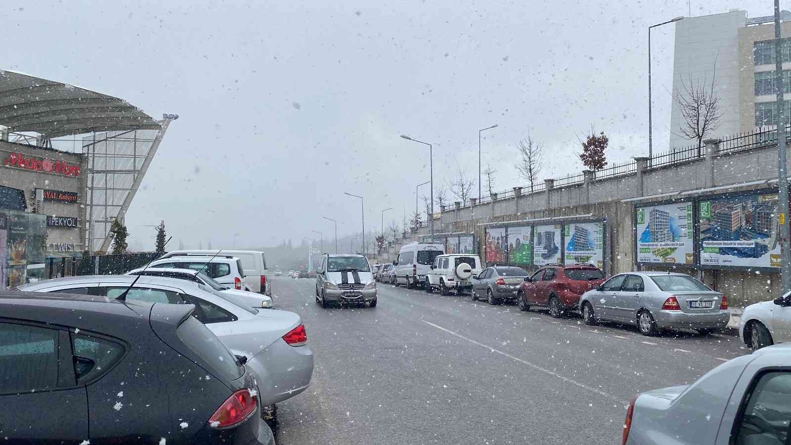 Balıkesir’de beklenen kar başladı Balıkesir Meteoroloji Genel Müdürlüğü’nün uyarılarının ardından, kentte beklenen kar yağışı, sabahın erken saatlerinde merkez ve birçok ilçede ...