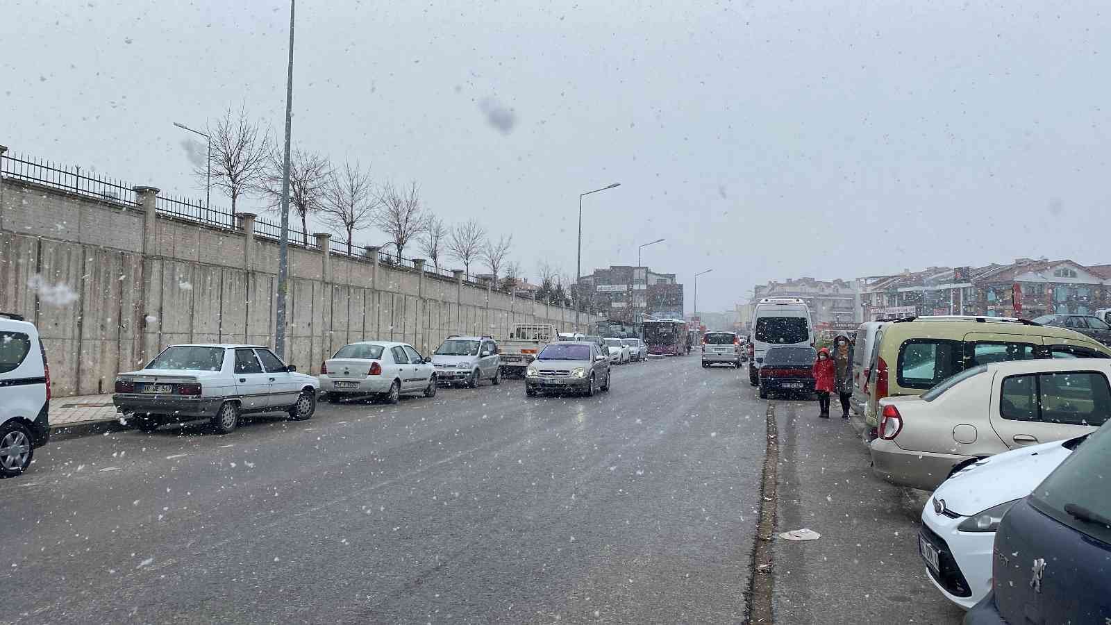 Balıkesir’de beklenen kar başladı Balıkesir Meteoroloji Genel Müdürlüğü’nün uyarılarının ardından, kentte beklenen kar yağışı, sabahın erken saatlerinde merkez ve birçok ilçede ...