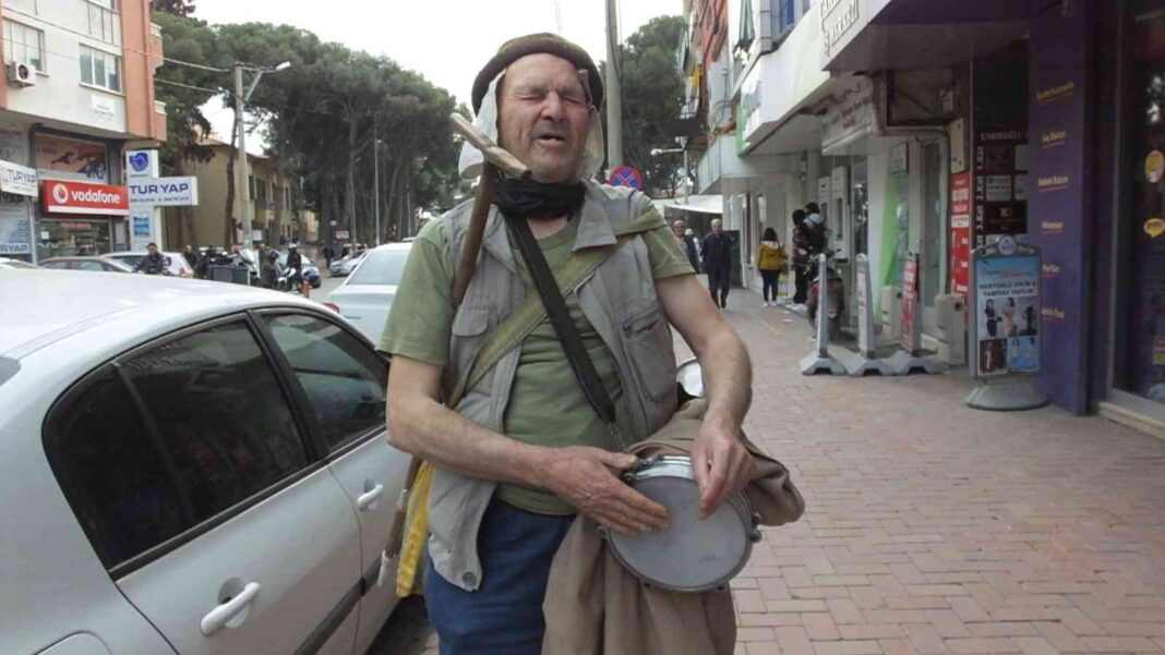balikesirde-gorme-engelli-vatandas-50-yildir-darbuka-calarak-ekmegini-kazaniyor-N3VdFMRy.jpg