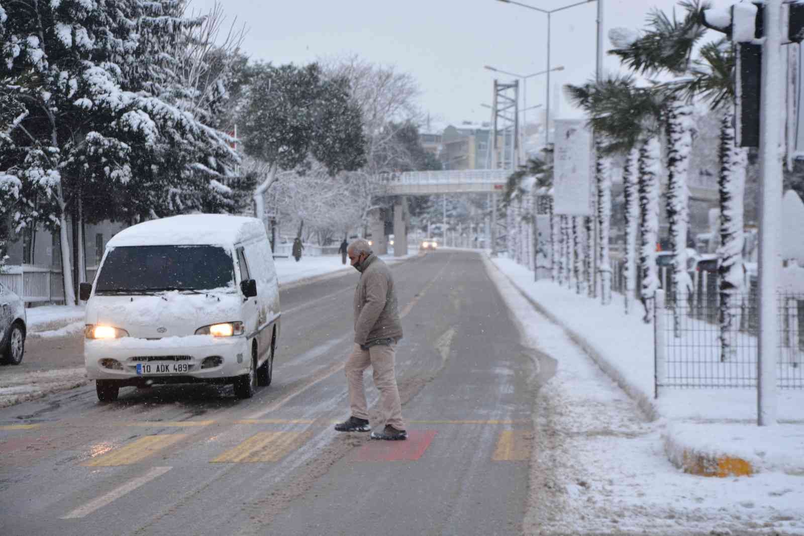 Balıkesir’de kar yağışı etkili oluyor Balıkesir’de dün başlayan ve gece boyunca aralıklarla devam eden kar yağışı hayatı zorlaştırıyor. Sabah bembeyaz bir şehre uyanan Balıkesirliler ...