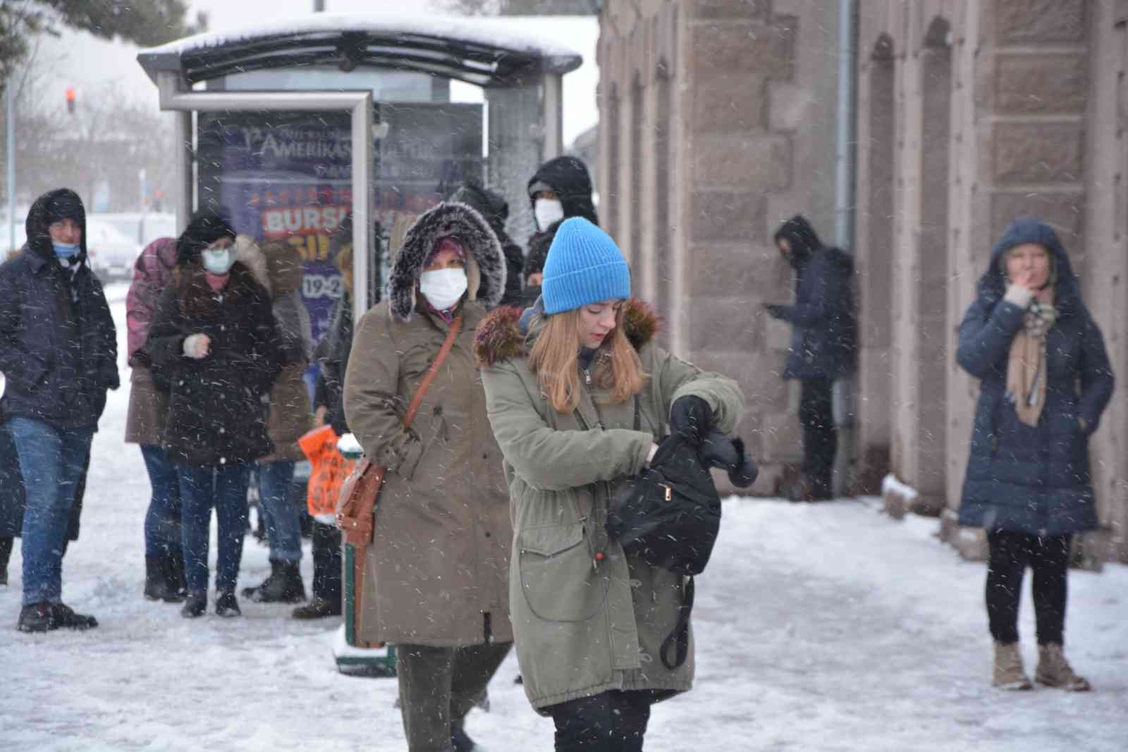 Balıkesir’de kar yağışı etkili oluyor Balıkesir’de dün başlayan ve gece boyunca aralıklarla devam eden kar yağışı hayatı zorlaştırıyor. Sabah bembeyaz bir şehre uyanan Balıkesirliler ...