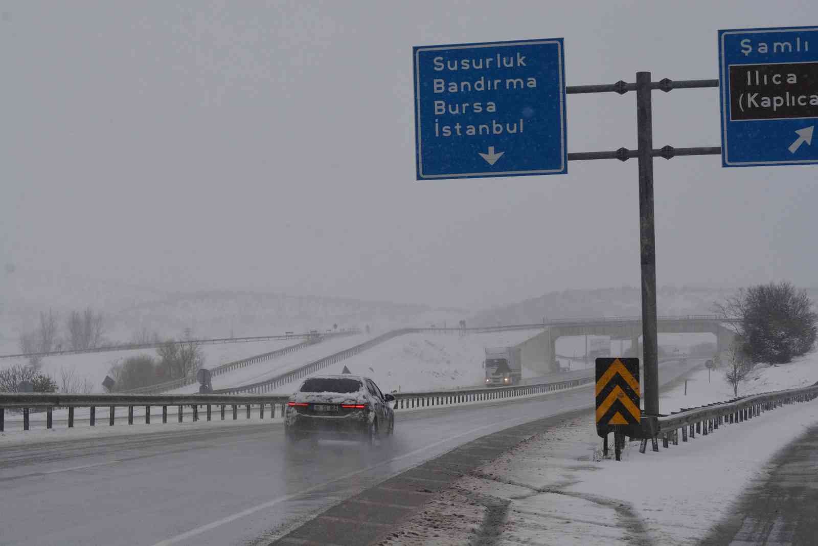 Balıkesir’de kar yağışı etkili oluyor Balıkesir’de dün başlayan ve gece boyunca aralıklarla devam eden kar yağışı hayatı zorlaştırıyor. Sabah bembeyaz bir şehre uyanan Balıkesirliler ...