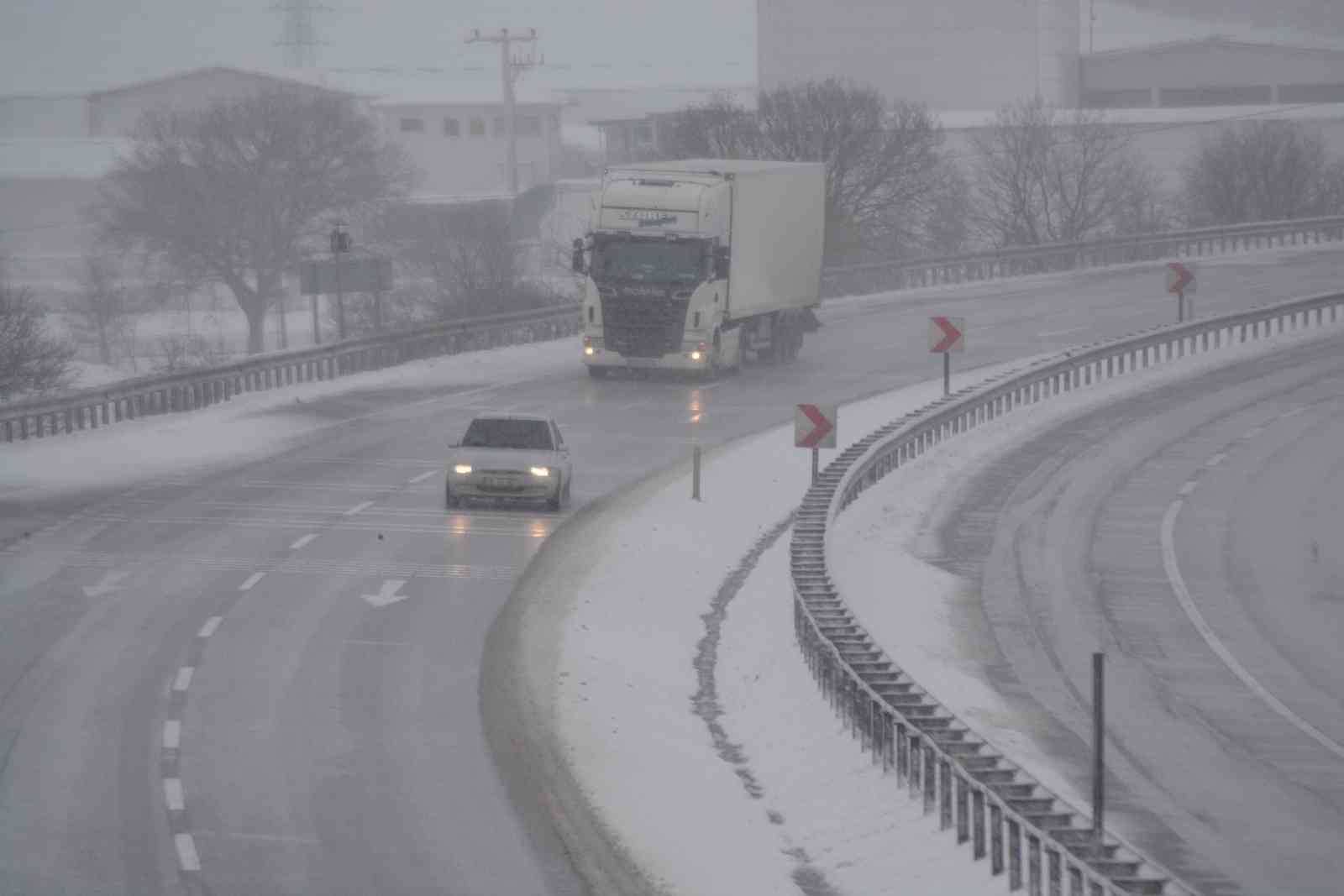 Balıkesir’de kar yağışı etkili oluyor Balıkesir’de dün başlayan ve gece boyunca aralıklarla devam eden kar yağışı hayatı zorlaştırıyor. Sabah bembeyaz bir şehre uyanan Balıkesirliler ...