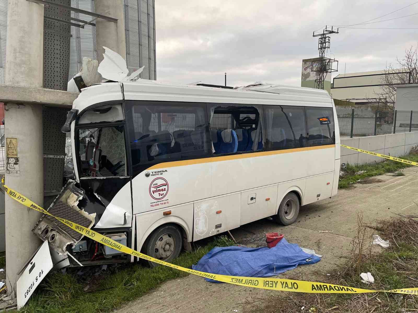 Bursa-Bandırma yolunda işçileri almaya giden servis otobüsü yoldan çıkıp elektrik direğine çarptı. Çarpmanın şiddetiyle sürücü otobüsten ...