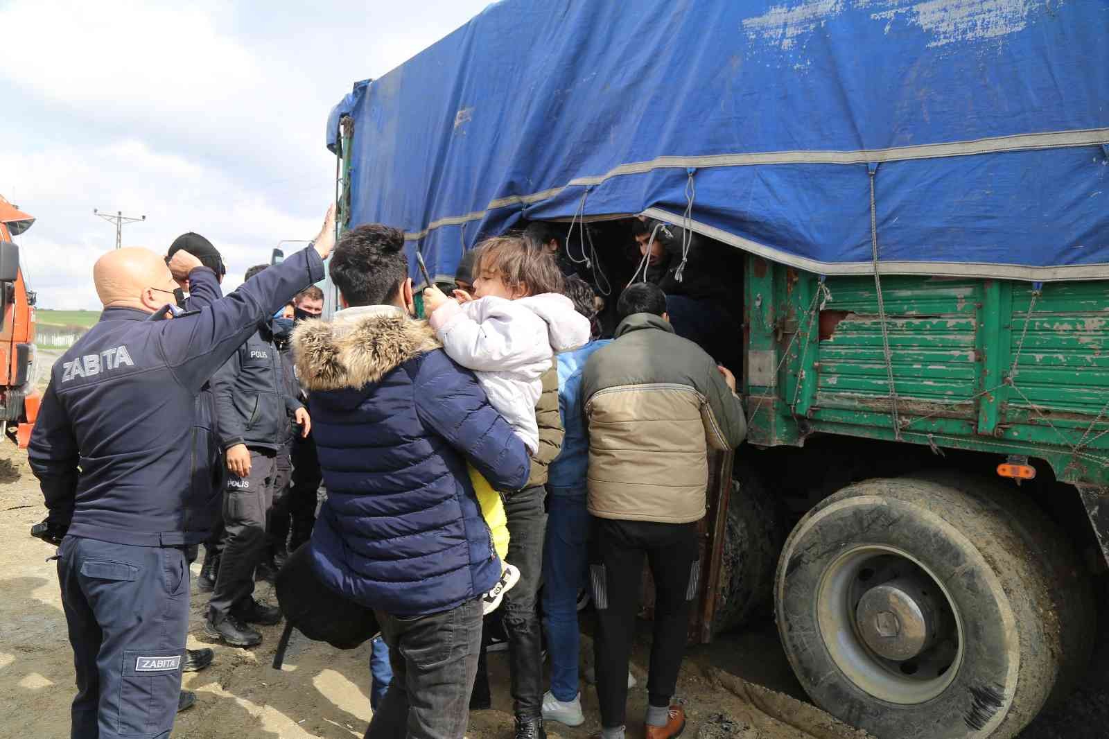 Kaçak hafriyat dökümlerini engellemek üzere devriye atan Büykçekmece Belediyesi Zabıta ekipleri, terk edilmiş bir kamyon içerisinde 59 Afganlı ...