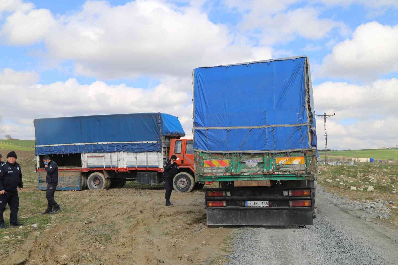 Kaçak hafriyat dökümlerini engellemek üzere devriye atan Büykçekmece Belediyesi Zabıta ekipleri, terk edilmiş bir kamyon içerisinde 59 Afganlı ...