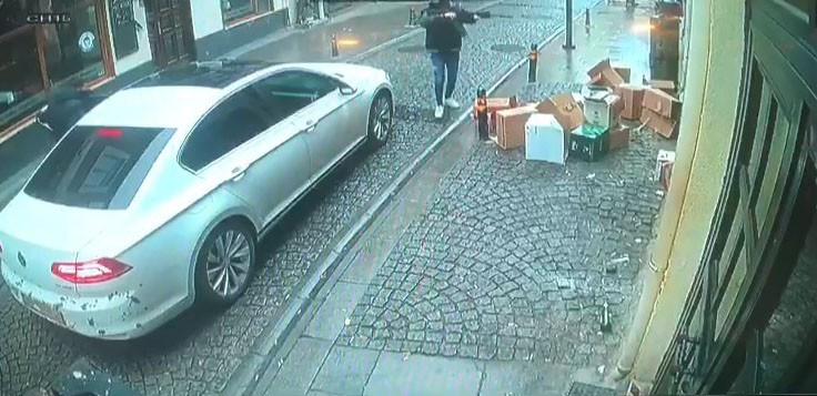 Barı uzun namlulu silahla böyle taramışlardı...O zanlılar için mahkeme kararını verdi Çanakkale’de, Barlar Sokağı’nda bulunan bir eğlence mekanını uzun namlulu silahlarla tarayan çete üyeleri ev hapsi cezasına çarptırıldı. Lüks bir ...