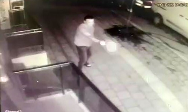 Barın önündeki dehşet anları kameraya yansıdı Bursa’da bir barın önünde iki kişi arasında yaşanan silahlı kavga güvenlik kameralarına yansıdı. Olayla ilgili 1 kişi tutuklandı. Edinilen ...