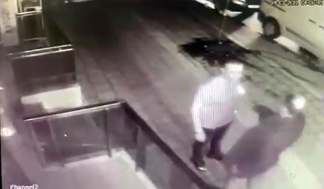 Barın önündeki dehşet anları kameraya yansıdı Bursa’da bir barın önünde iki kişi arasında yaşanan silahlı kavga güvenlik kameralarına yansıdı. Olayla ilgili 1 kişi tutuklandı. Edinilen ...