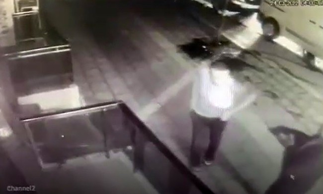 Barın önündeki dehşet anları kameraya yansıdı Bursa’da bir barın önünde iki kişi arasında yaşanan silahlı kavga güvenlik kameralarına yansıdı. Olayla ilgili 1 kişi tutuklandı. Edinilen ...