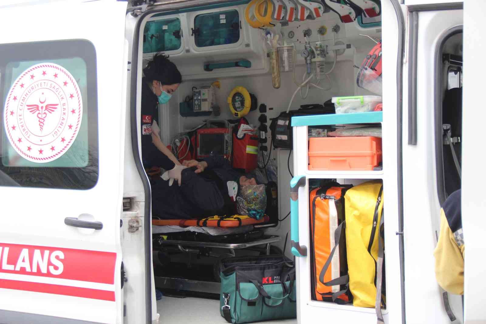 Bariyer otomobile ok gibi saplandı Kocaeli’nin Başiskele ilçesinde direksiyon hakimiyetini kaybeden otomobil sürücüsü, bariyerlere ok gibi saplanarak durabildi. Kazada bir kişi ...