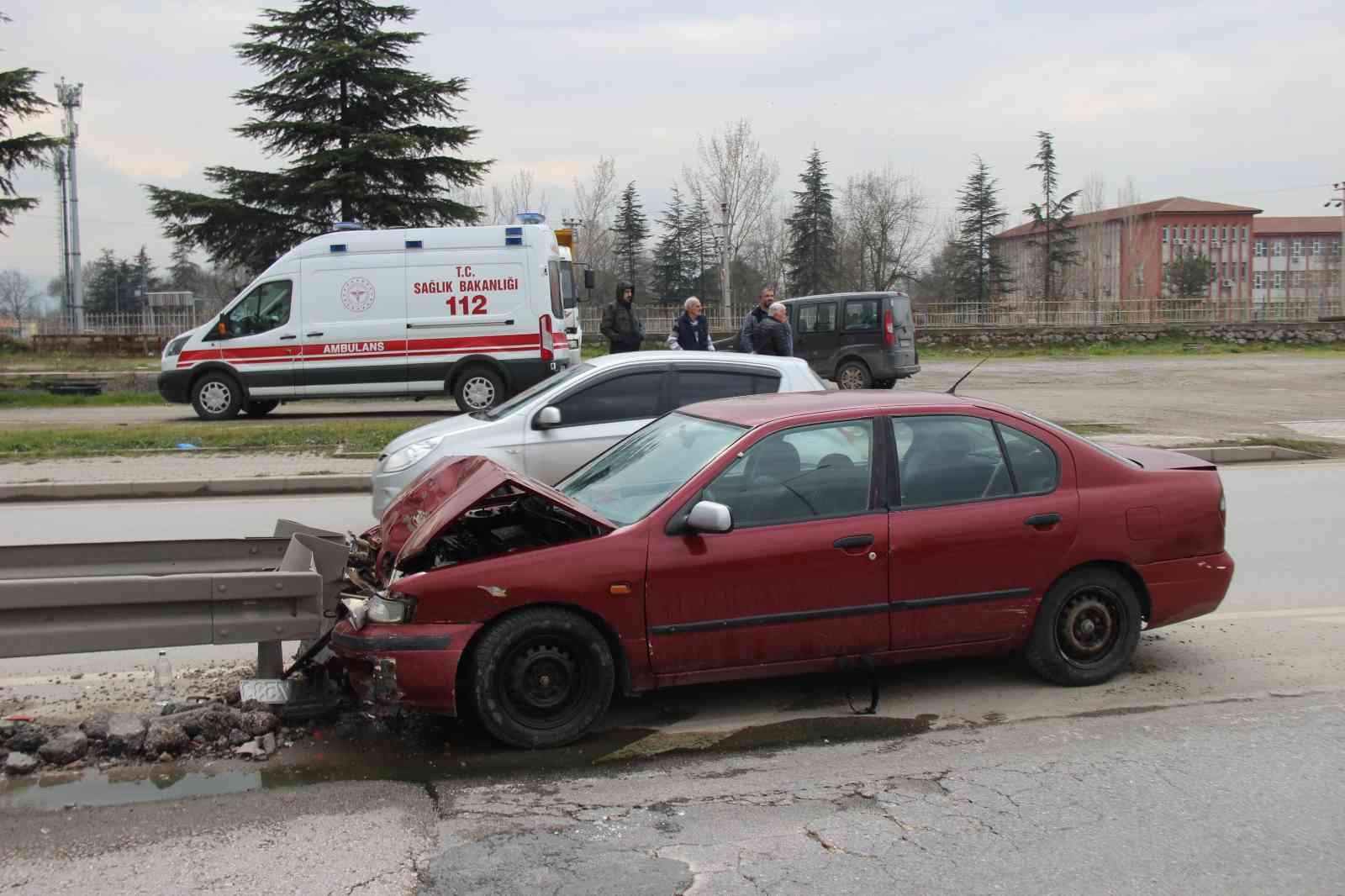 Bariyer otomobile ok gibi saplandı Kocaeli’nin Başiskele ilçesinde direksiyon hakimiyetini kaybeden otomobil sürücüsü, bariyerlere ok gibi saplanarak durabildi. Kazada bir kişi ...