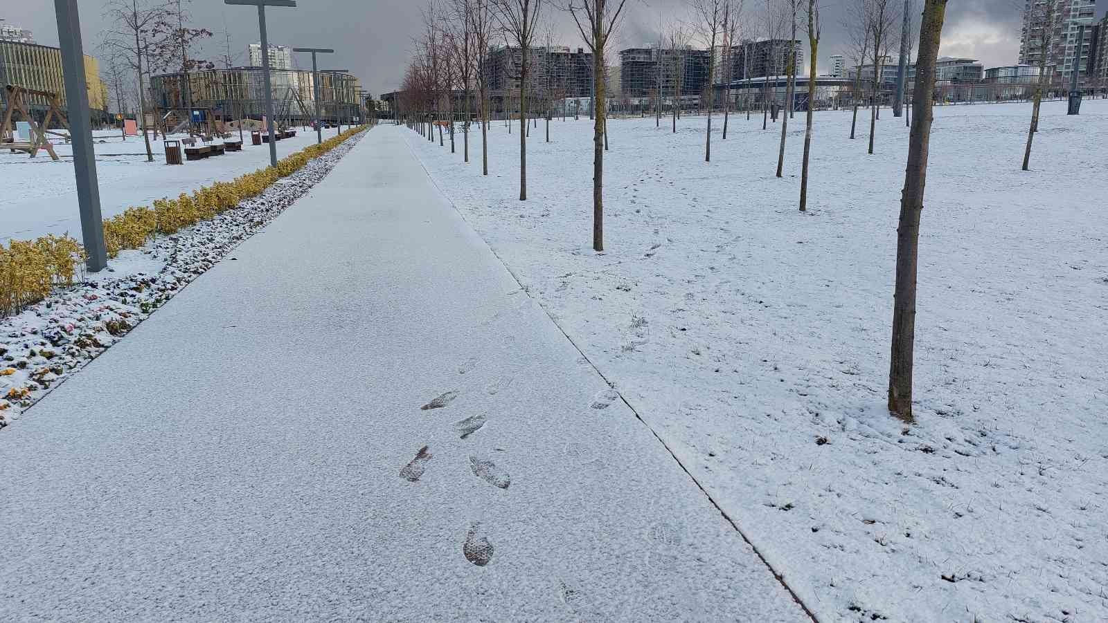 Başakşehir beyaza büründü İstanbul’da gece saatlerinde etkisini gösterene kar yağışının ardından Başakşehir beyaza büründü. İstanbul’da gece saatlerinde başlayan kar ...