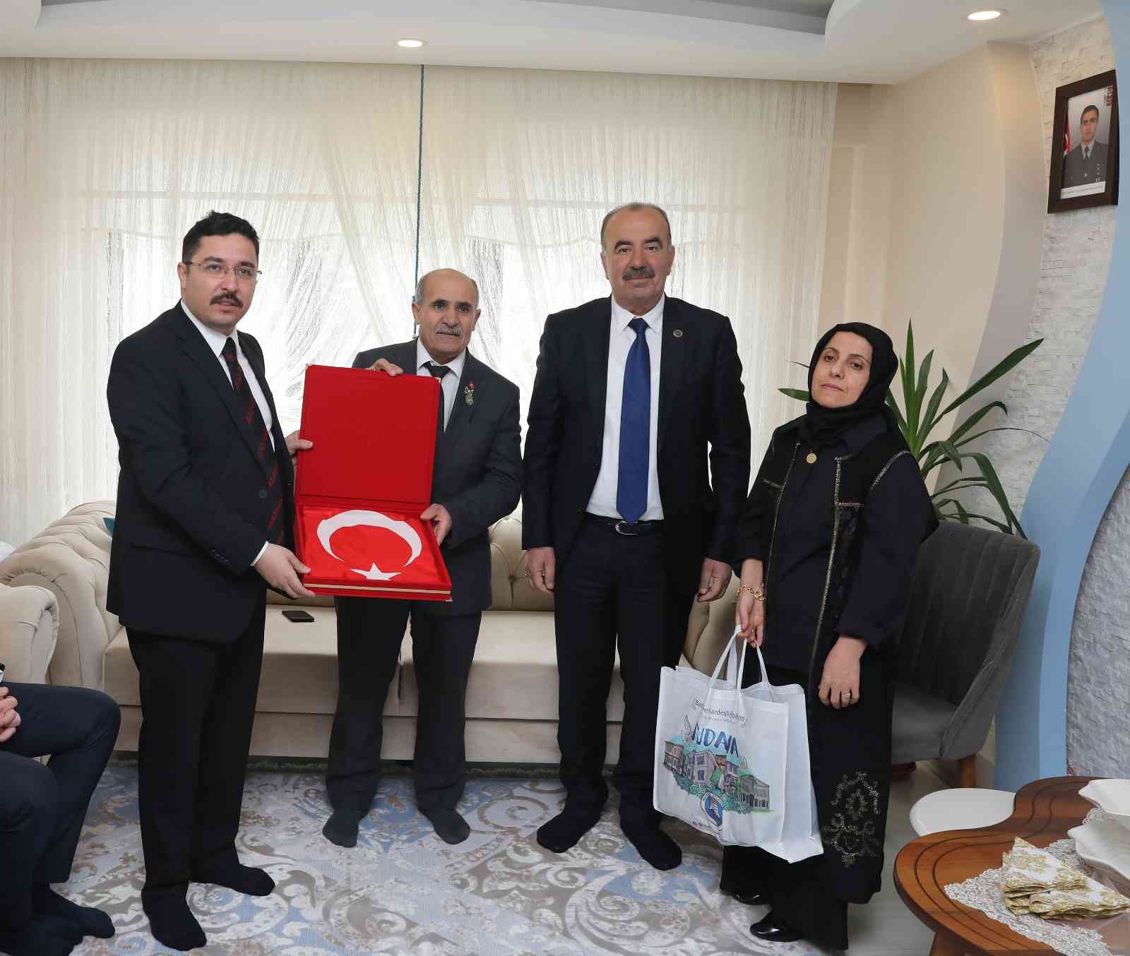 Başkan Türkyılmaz’dan şehit ailelerine vefa 18 Mart Çanakkale Deniz Zaferi ve Şehitleri Anma Günü’nün 107. yıl dönümünde Mudanya’da tören düzenlendi. Belediye Başkanı Hayri Türkyılmaz ...