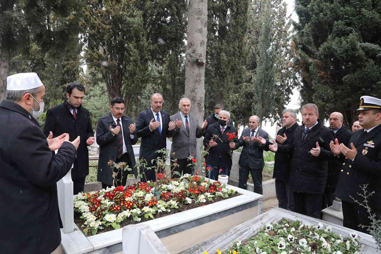 Başkan Türkyılmaz’dan şehit ailelerine vefa 18 Mart Çanakkale Deniz Zaferi ve Şehitleri Anma Günü’nün 107. yıl dönümünde Mudanya’da tören düzenlendi. Belediye Başkanı Hayri Türkyılmaz ...