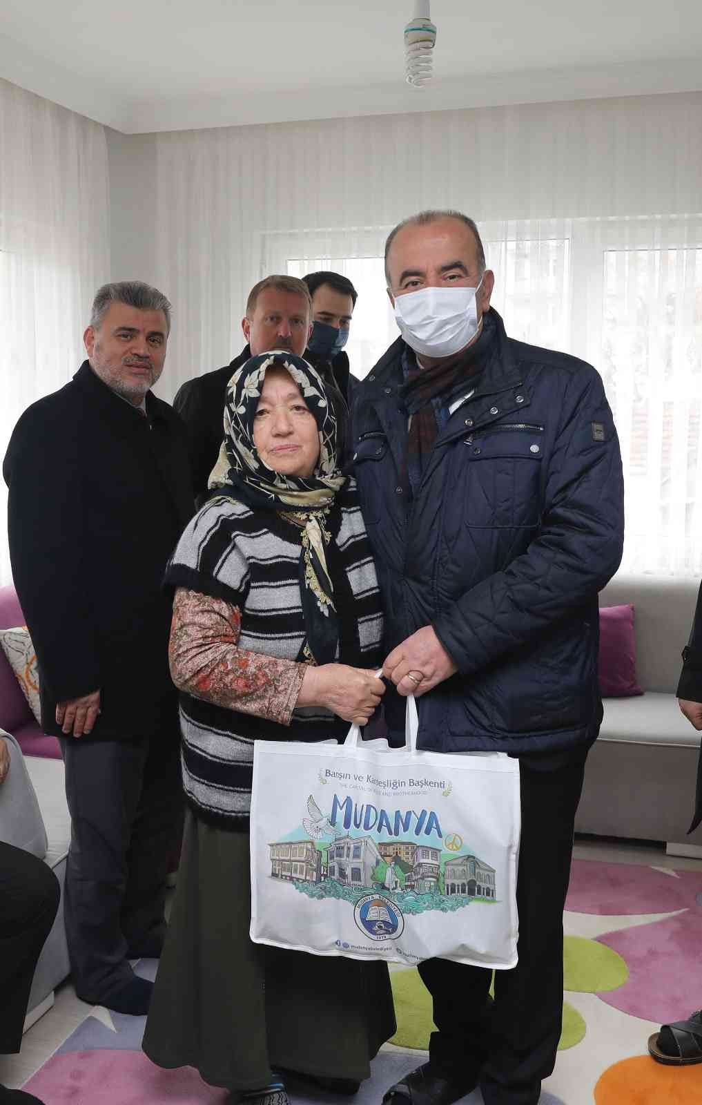 Başkan Türkyılmaz’dan şehit ailelerine vefa 18 Mart Çanakkale Deniz Zaferi ve Şehitleri Anma Günü’nün 107. yıl dönümünde Mudanya’da tören düzenlendi. Belediye Başkanı Hayri Türkyılmaz ...