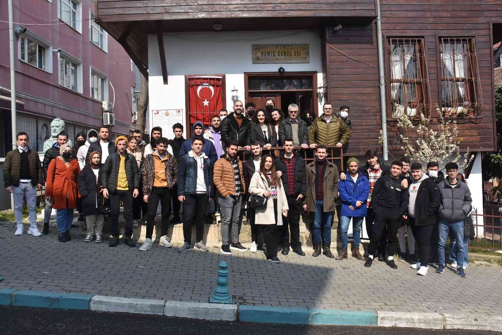 Belediye, 60 öğrenciyi misafir etti Tekirdağ’da üniversite eğitimini sürdüren öğrenciler, Süleymanpaşa Belediyesi’nin misafiri oldu. Tekirdağ’ın Süleymanpaşa ilçesinde şehrin tarihi ...