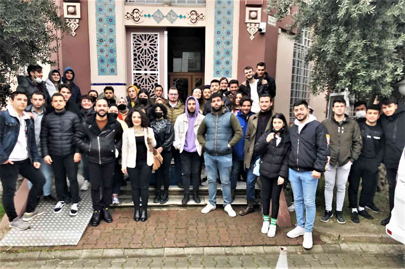 Belediye, 60 öğrenciyi misafir etti Tekirdağ’da üniversite eğitimini sürdüren öğrenciler, Süleymanpaşa Belediyesi’nin misafiri oldu. Tekirdağ’ın Süleymanpaşa ilçesinde şehrin tarihi ...