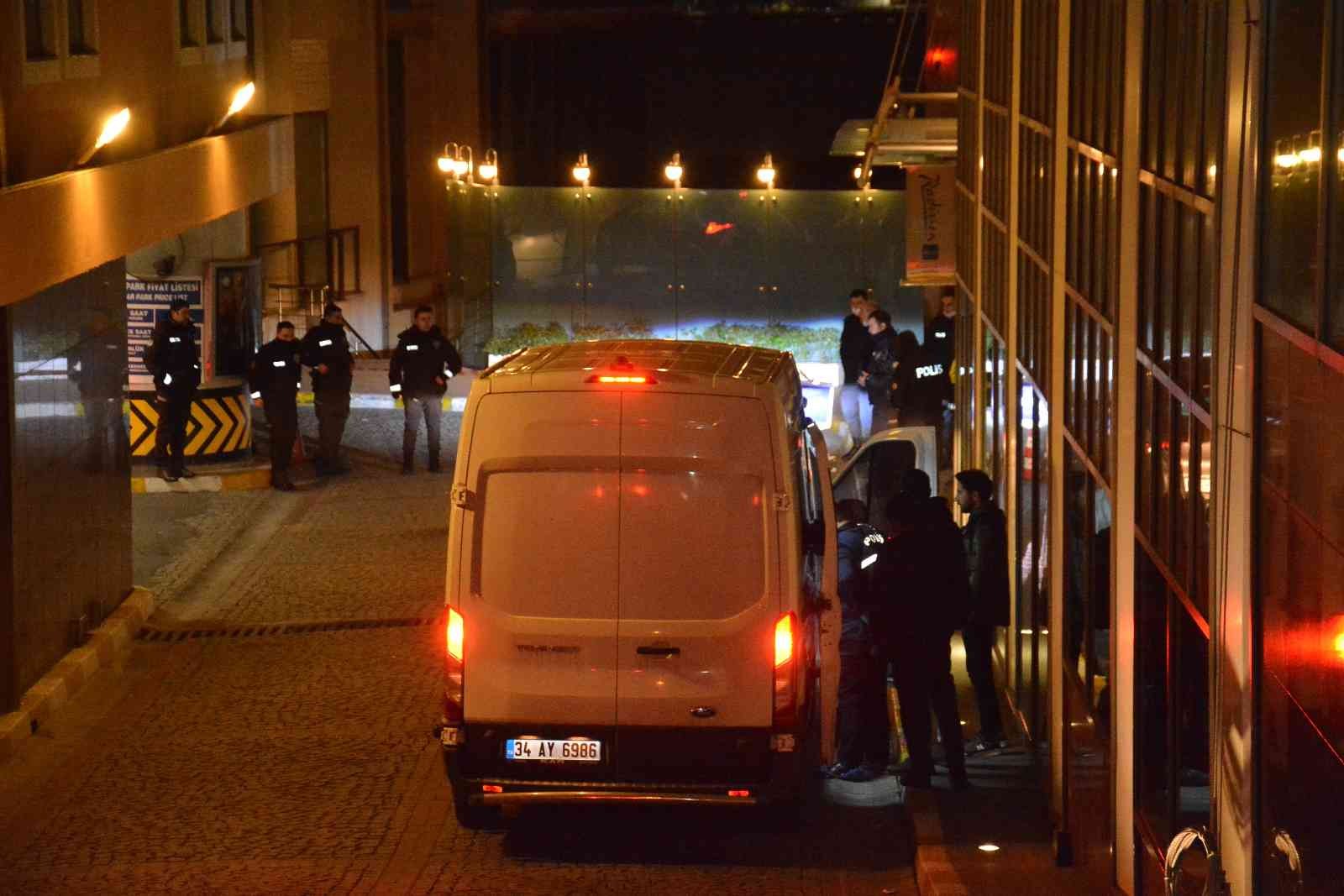 Beşiktaş Ortaköy’de otelin 7’nci katından düşerek ağır yaralanan kadın hastaneye kaldırıldı. Kadının yanındaki erkek ise gözaltına alınarak polis ...
