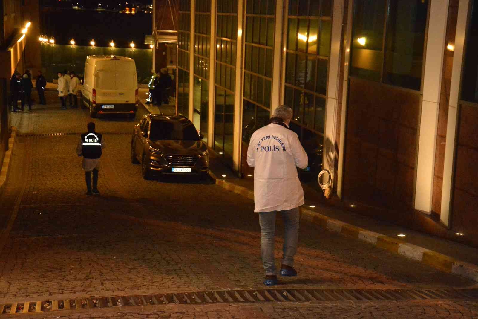 Beşiktaş Ortaköy’de otelin 7’nci katından düşerek ağır yaralanan kadın hastaneye kaldırıldı. Kadının yanındaki erkek ise gözaltına alınarak polis ...