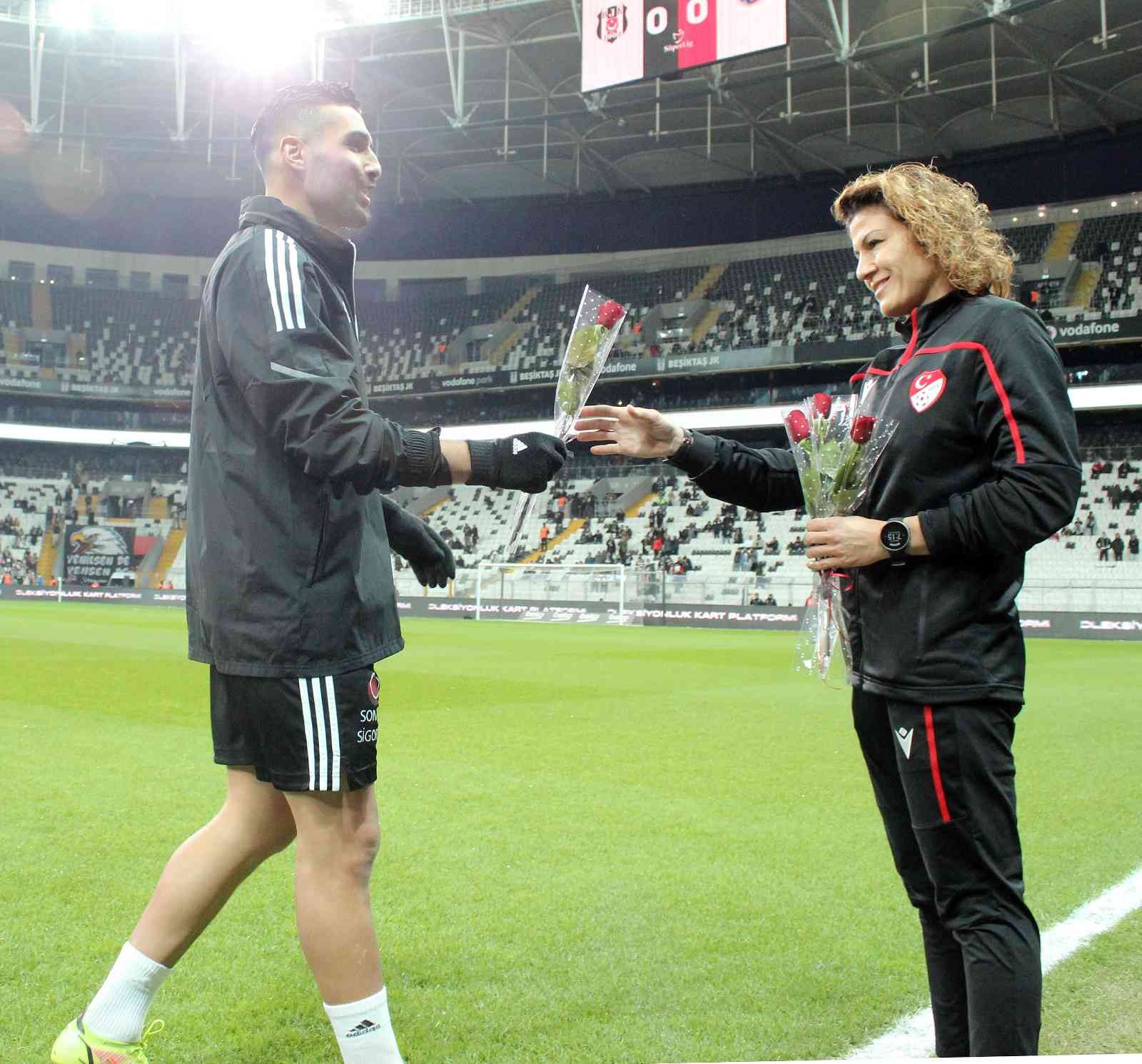 Beşiktaş tribünlerine kadınlar renk kattı Beşiktaş-Başakşehir karşılaşmasında tribünler kadın taraftarlarla doldu. 8 Mart Dünya Kadınlar Günü öncesinde siyah-beyazlı kulüp, kadın ...