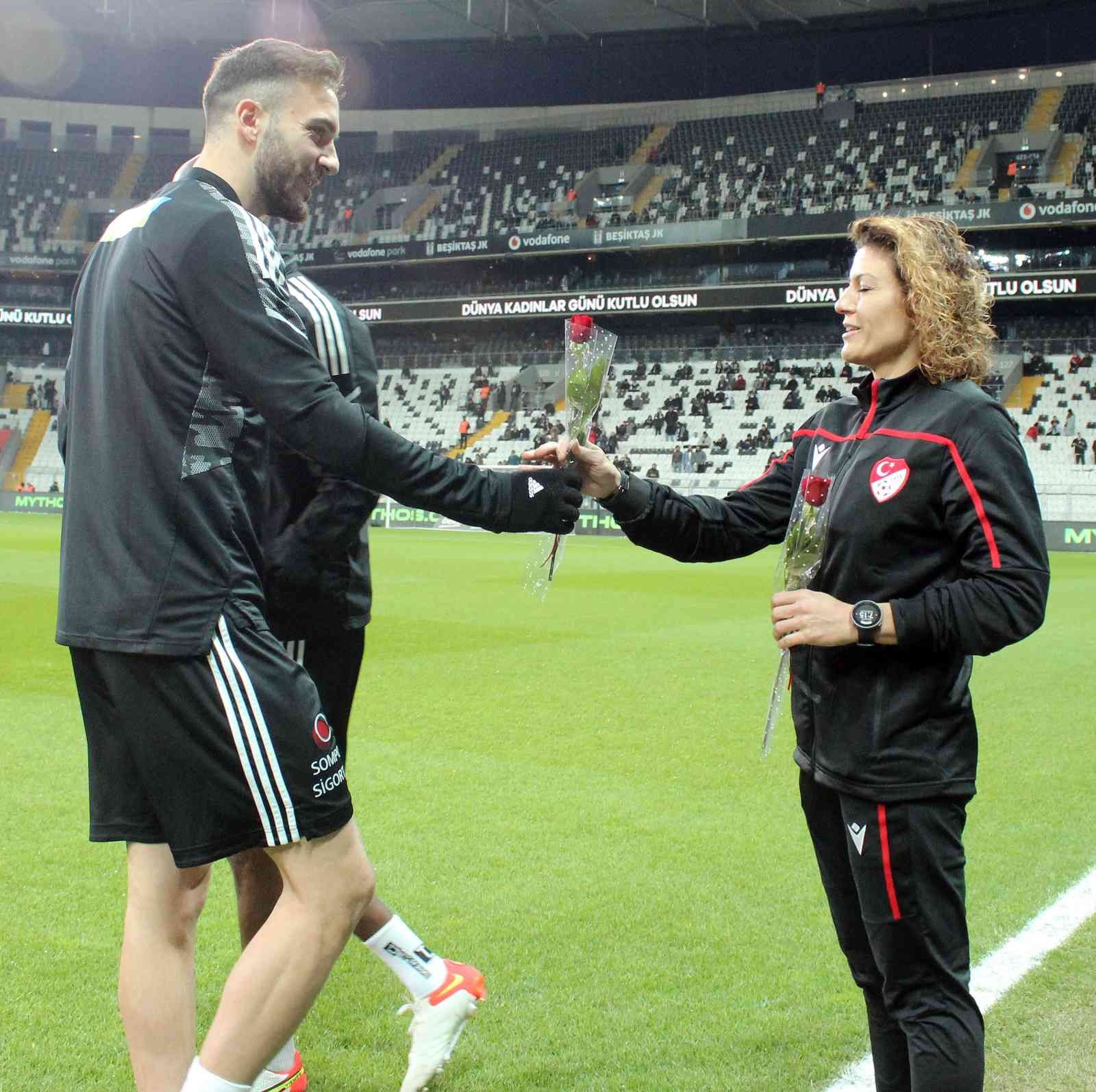 Beşiktaşlı futbolcular, Melis Özçiğdem’e gül verdi Beşiktaş-Medipol Başakşehir maçı öncesi siyah-beyazlı futbolcular, 8 Mart Dünya Kadınlar Günü dolayısıyla müsabakanın hakemi Melis Özçiğdem’e gül ...