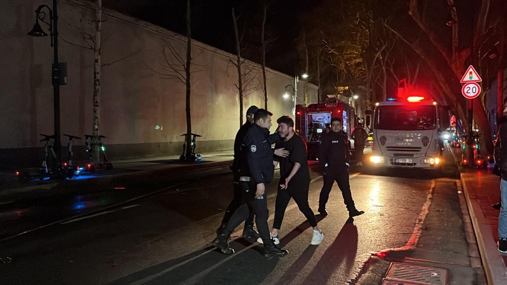 Beşiktaş’ta olaylı gece: Lüks aracının yandığını görünce önce ağladı, sonra kavga etti Beşiktaş’ta hafif ticari araca çarpan lüks otomobil savrularak kaldırıma vurduktan sonra alev alev yandı. Otomobilin sürücüsü aracın yandığını ...