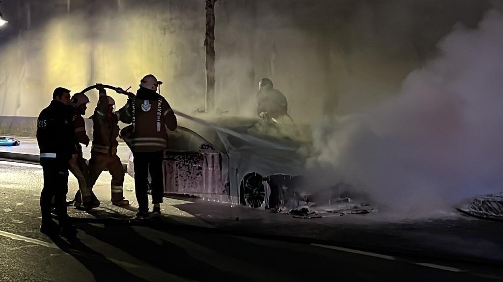 Beşiktaş’ta olaylı gece: Lüks aracının yandığını görünce önce ağladı, sonra kavga etti Beşiktaş’ta hafif ticari araca çarpan lüks otomobil savrularak kaldırıma vurduktan sonra alev alev yandı. Otomobilin sürücüsü aracın yandığını ...