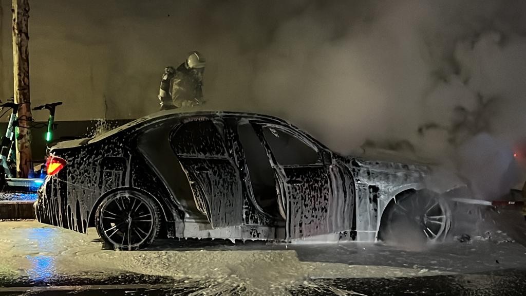 Beşiktaş’ta olaylı gece: Lüks aracının yandığını görünce önce ağladı, sonra kavga etti Beşiktaş’ta hafif ticari araca çarpan lüks otomobil savrularak kaldırıma vurduktan sonra alev alev yandı. Otomobilin sürücüsü aracın yandığını ...