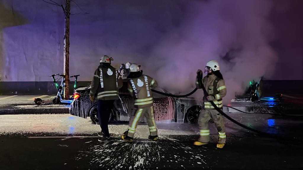 Beşiktaş’ta hafif ticari araca çarpan lüks otomobil savrularak kaldırıma vurduktan sonra alev alev yandı. Otomobilin sürücüsü aracın yandığın ...