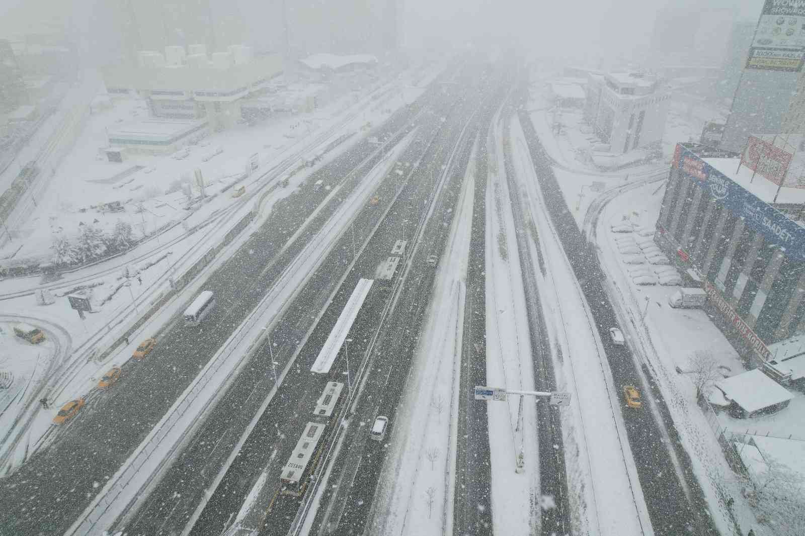 Beyaza bürünen E-5 karayolu havadan görüntülendi İstanbul’da sabah yağan karla beyaza bürünen E-5 karayolu havadan görüntülendi. İstanbul’da günlerdir devam eden kar yağışı aralıklarla etkisini ...