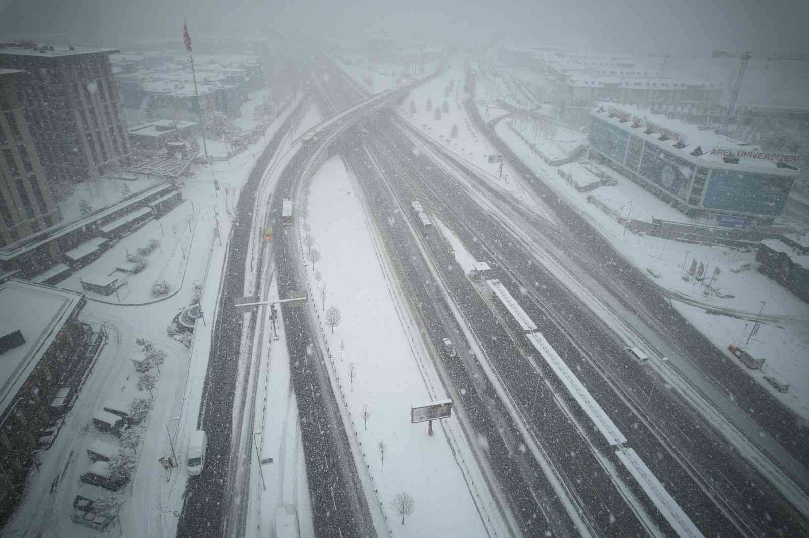 Beyaza bürünen E-5 karayolu havadan görüntülendi İstanbul’da sabah yağan karla beyaza bürünen E-5 karayolu havadan görüntülendi. İstanbul’da günlerdir devam eden kar yağışı aralıklarla etkisini ...