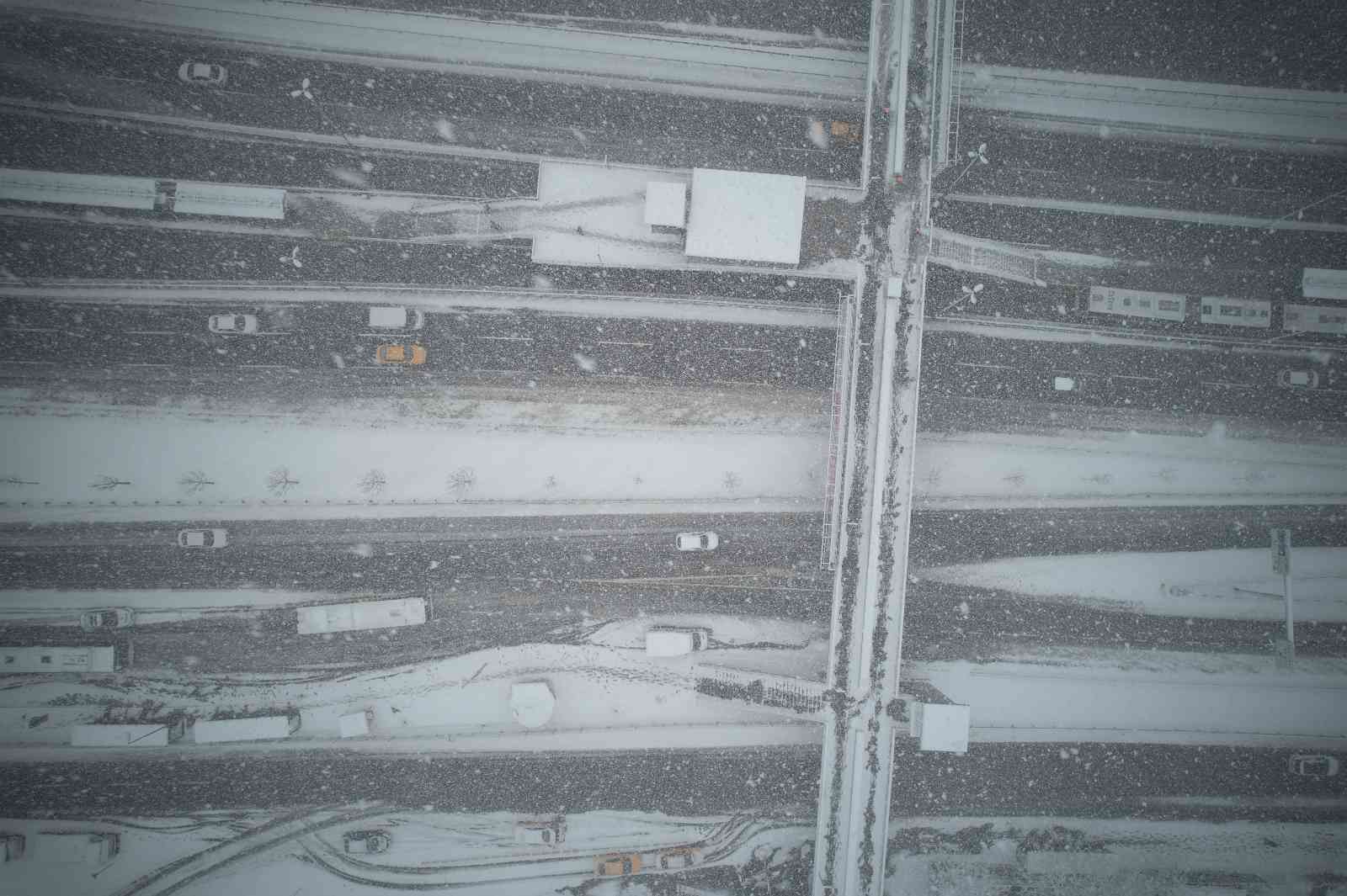 Beyaza bürünen E-5 karayolu havadan görüntülendi İstanbul’da sabah yağan karla beyaza bürünen E-5 karayolu havadan görüntülendi. İstanbul’da günlerdir devam eden kar yağışı aralıklarla etkisini ...