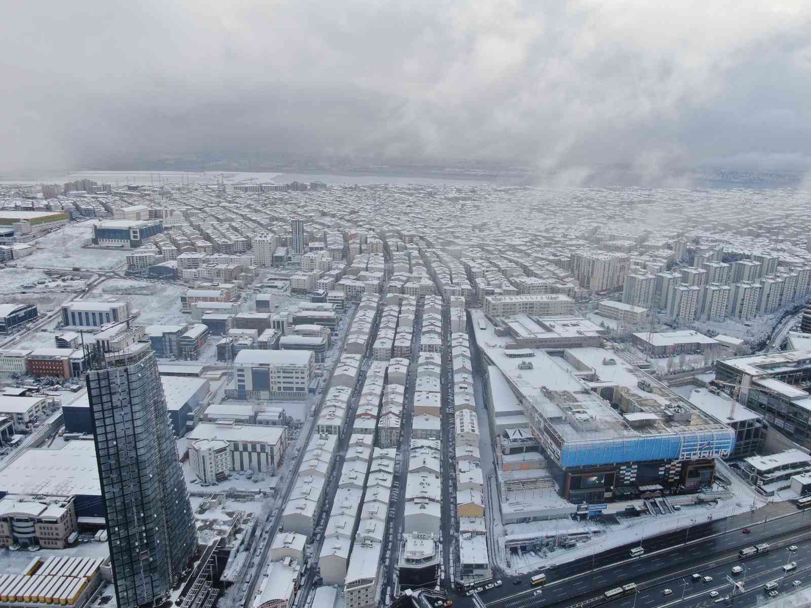 İstanbul’da beklenen kar yağışının etkili olmasıyla kentin birçok noktası kısa sürede beyaza büründü. Beyaza bürünen Esenyurt dron ile ...