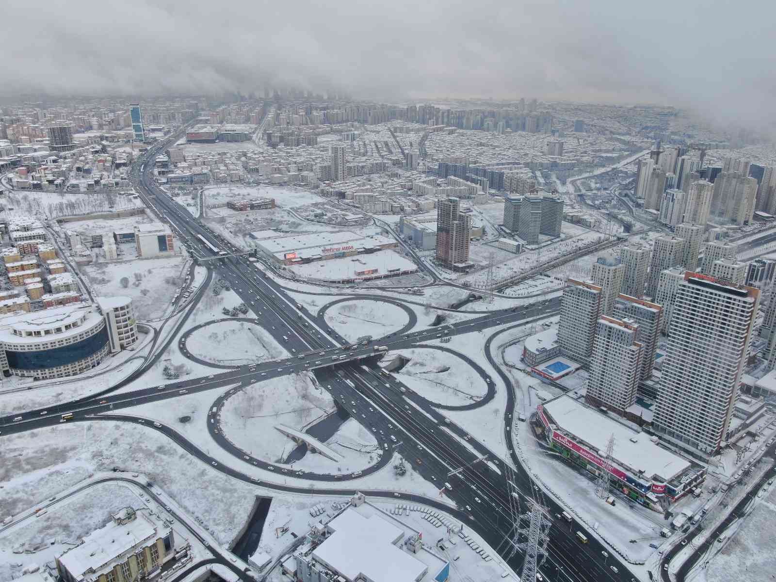 İstanbul’da beklenen kar yağışının etkili olmasıyla kentin birçok noktası kısa sürede beyaza büründü. Beyaza bürünen Esenyurt dron ile ...