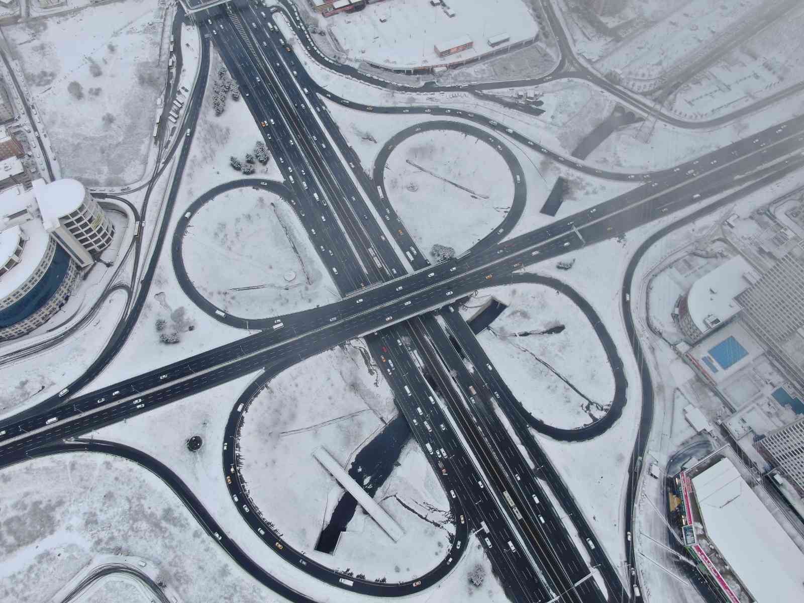 İstanbul’da beklenen kar yağışının etkili olmasıyla kentin birçok noktası kısa sürede beyaza büründü. Beyaza bürünen Esenyurt dron ile ...