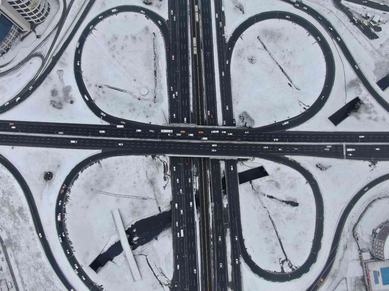 İstanbul’da beklenen kar yağışının etkili olmasıyla kentin birçok noktası kısa sürede beyaza büründü. Beyaza bürünen Esenyurt dron ile ...