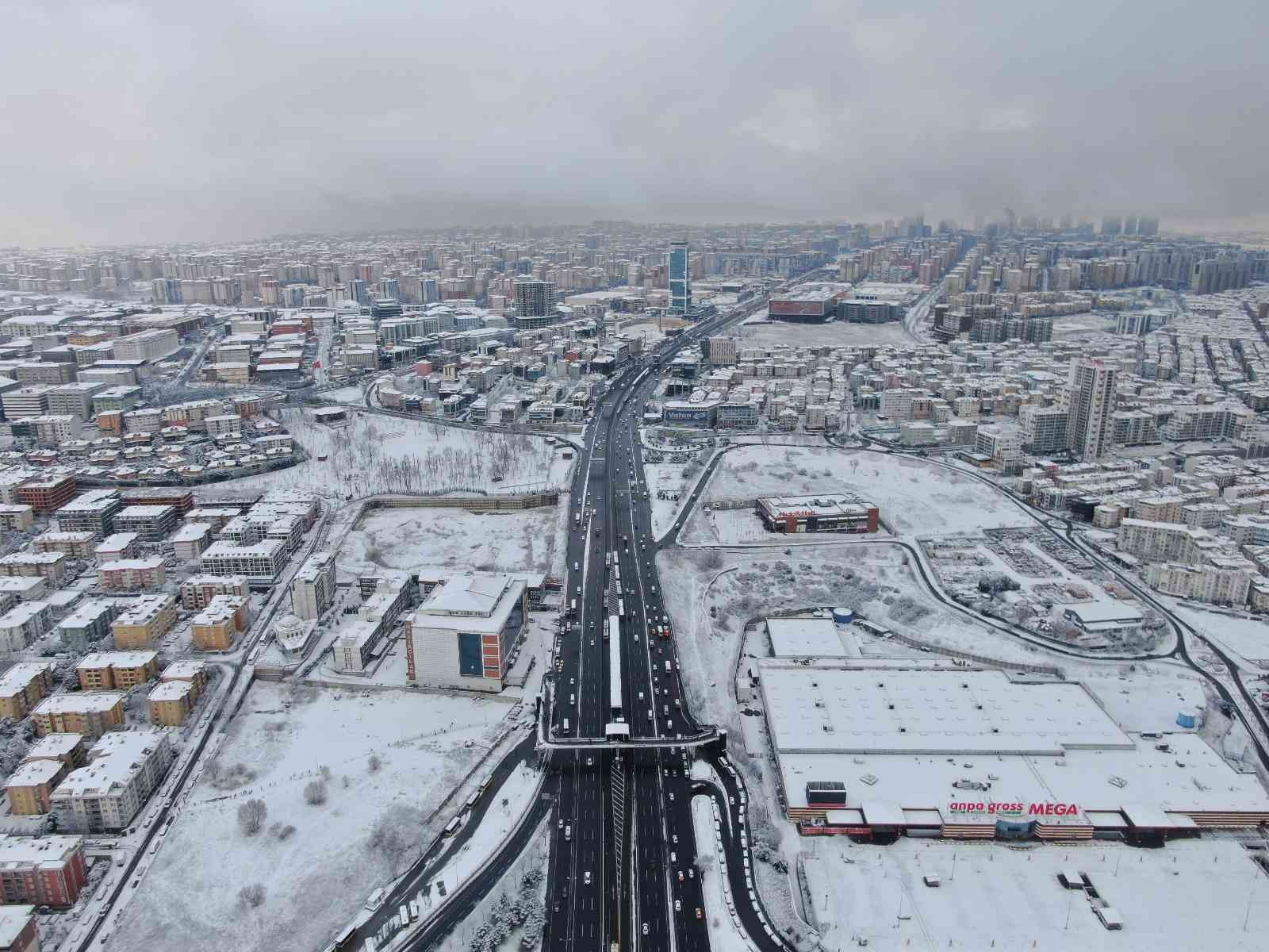 İstanbul’da beklenen kar yağışının etkili olmasıyla kentin birçok noktası kısa sürede beyaza büründü. Beyaza bürünen Esenyurt dron ile ...