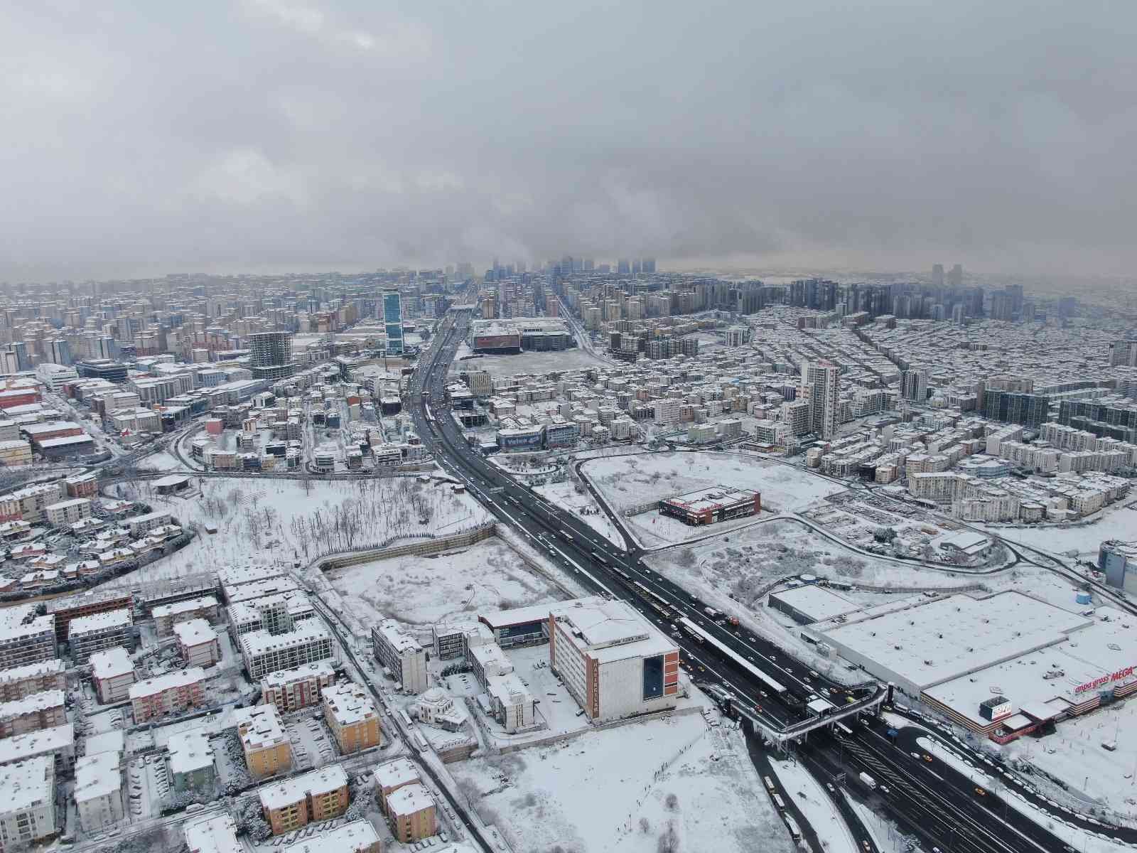 İstanbul’da beklenen kar yağışının etkili olmasıyla kentin birçok noktası kısa sürede beyaza büründü. Beyaza bürünen Esenyurt dron ile ...