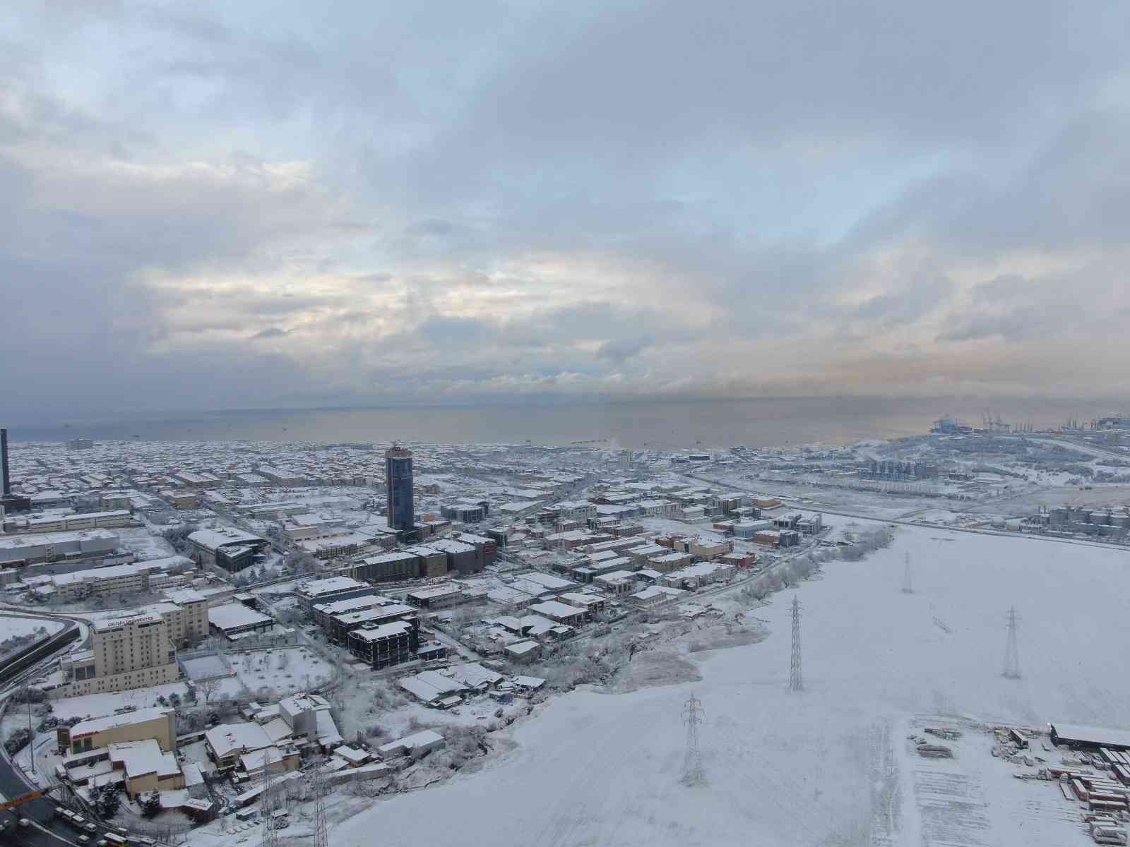 İstanbul’da beklenen kar yağışının etkili olmasıyla kentin birçok noktası kısa sürede beyaza büründü. Beyaza bürünen Esenyurt dron ile ...