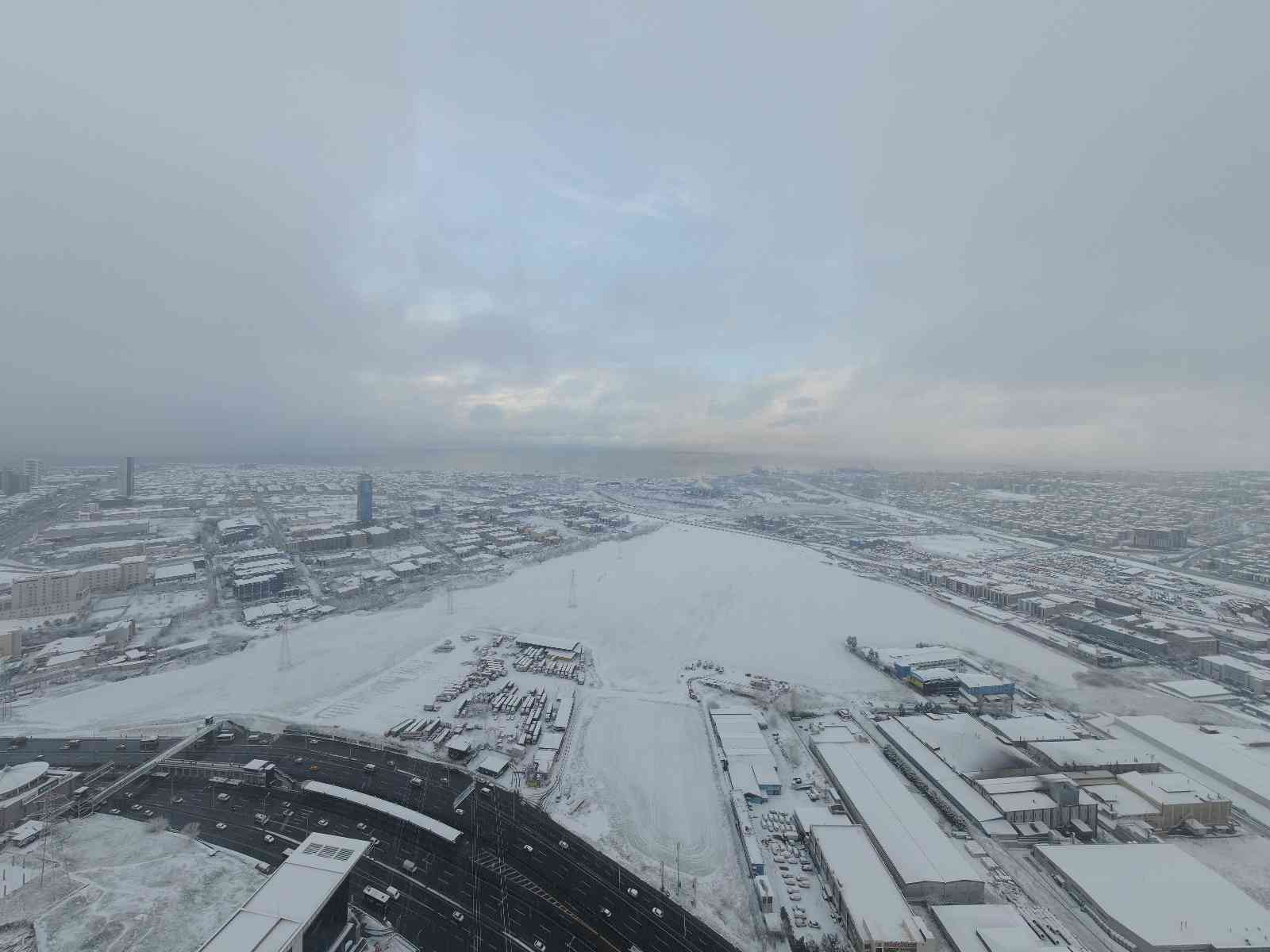 İstanbul’da beklenen kar yağışının etkili olmasıyla kentin birçok noktası kısa sürede beyaza büründü. Beyaza bürünen Esenyurt dron ile ...